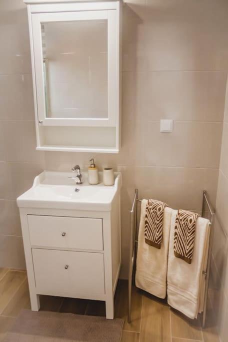 Lovely & Bright Renovated Apt. W/ Balcony In ลากอส ภายนอก รูปภาพ