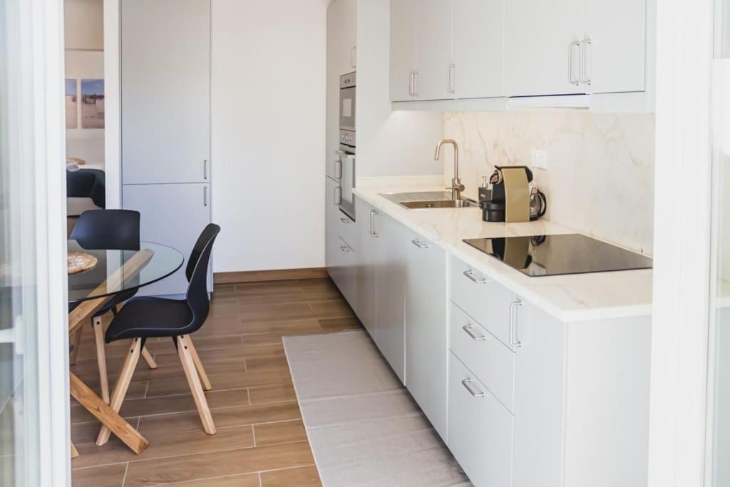Lovely & Bright Renovated Apt. W/ Balcony In ลากอส ภายนอก รูปภาพ