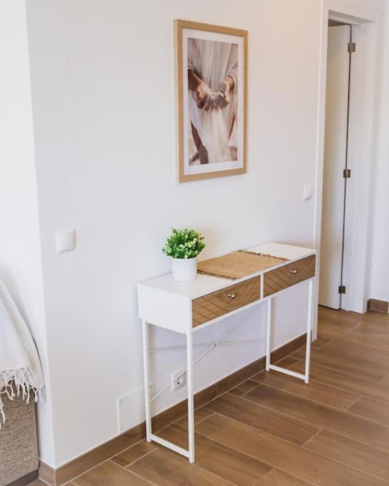Lovely & Bright Renovated Apt. W/ Balcony In ลากอส ภายนอก รูปภาพ