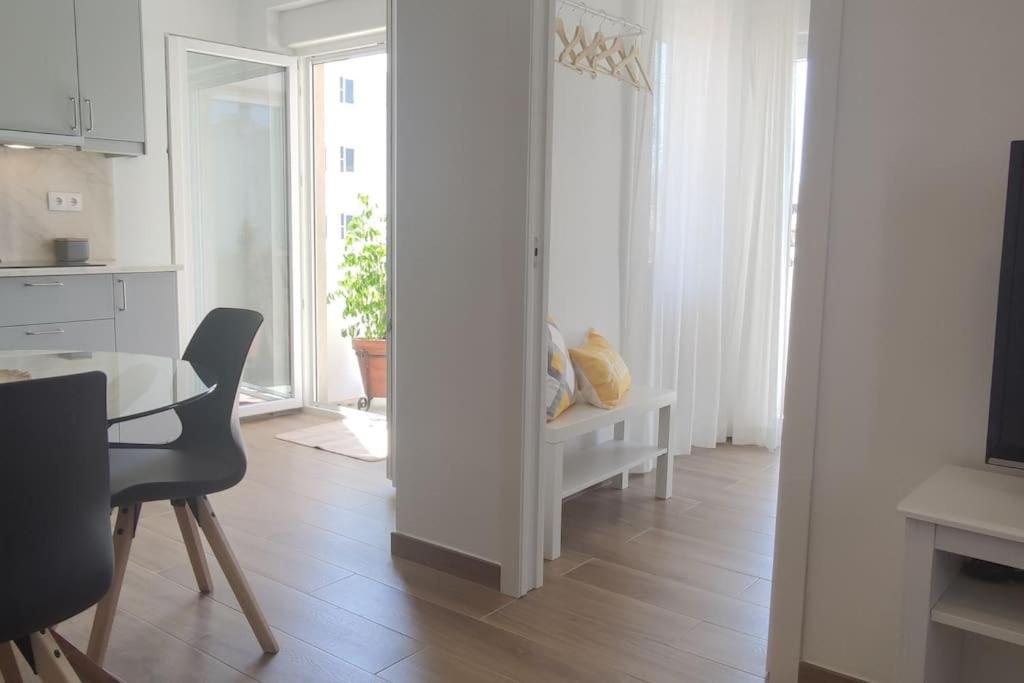 Lovely & Bright Renovated Apt. W/ Balcony In ลากอส ภายนอก รูปภาพ