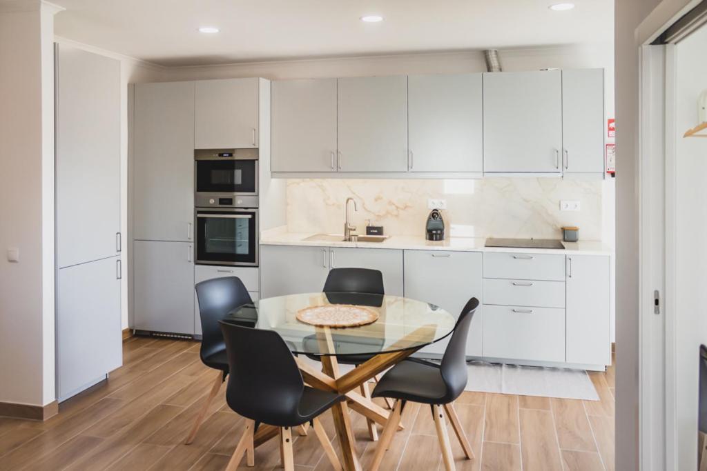 Lovely & Bright Renovated Apt. W/ Balcony In ลากอส ภายนอก รูปภาพ